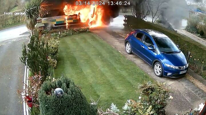 Clip: Xe cứu thương bất ngờ bốc cháy ngùn ngụt giữa đường