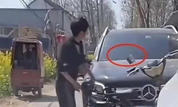 Người phụ nữ ném vỡ kính xe sang Mercedes-Benz vì ... trả thù cho luống tỏi