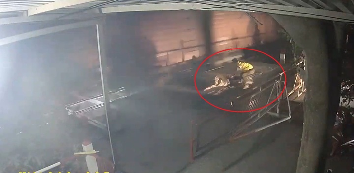 Video: Thót tim khoảnh khắc nhân viên gác tàu hỏa lao ra cứu thanh niên định tự tử