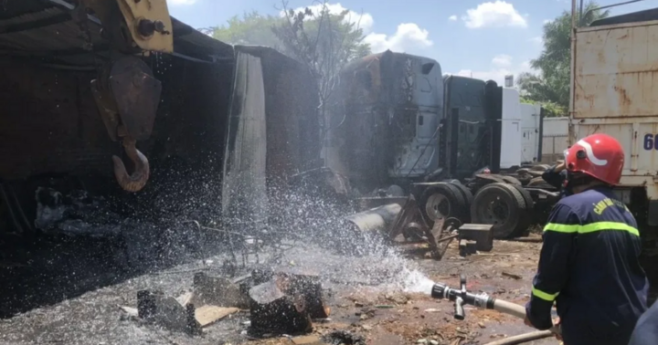 Tin nóng 24h hôm nay ngày 16/4: Dập tắt đám cháy tại khu tập kết nhớt, nhiều người dân hoảng loạn