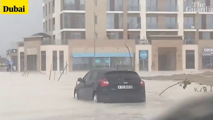 Dubai ngập như sông, siêu xe trôi nổi sau trận mưa lớn bất thường 