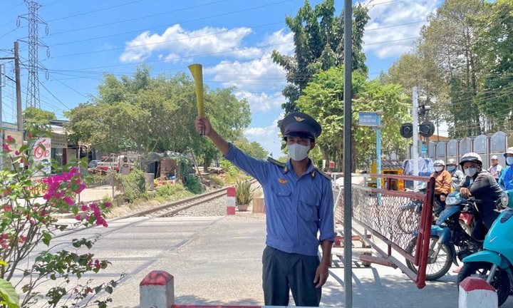 Nhân viên gác tàu nhớ lại khoảnh khắc lao ra cứu thanh niên có ý định tự tử