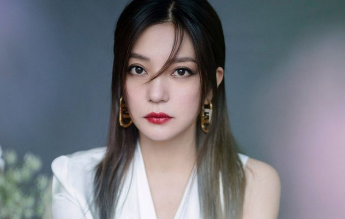 Triệu Vy bị phong tỏa cổ phần trị giá 5 triệu NDT, 