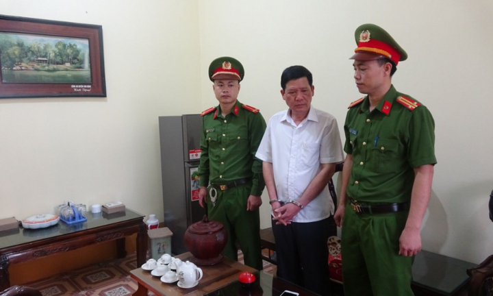 Vì sao Chủ tịch UBND thị trấn và kế toán ở Bắc Giang bị bắt tạm giam?