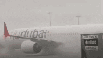 Video: Máy bay ngập chìm trong biển nước khi mưa lớn xuất hiện tại Dubai