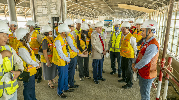 Đại sứ Việt Nam Nguyễn Huy Tăng và ông Oknha Pung Kheav Se khảo sát Dự án Sân bay Quốc tế Techo