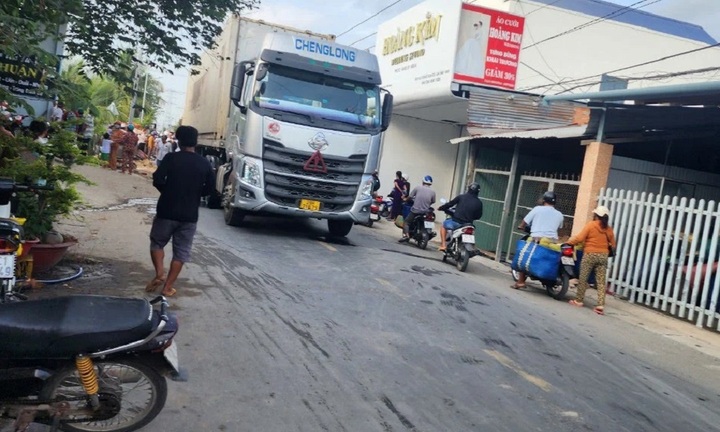 Học sinh lớp 6 tử vong sau va chạm với container chở sầu riêng