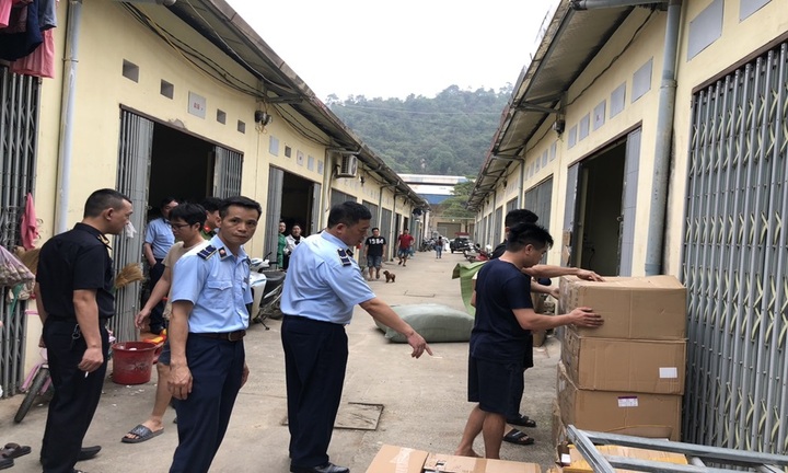 Lạng Sơn: Phát hiện kho hàng cất giấu hơn 40.000 sản phẩm nghi nhập lậu