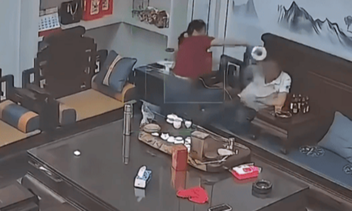 Người vợ bất ngờ dội nước sôi vào đầu chồng, sự thật đằng sau khiến dân mạng 