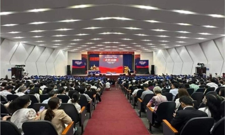 Sinh viên ĐH Bách khoa phản ứng vì lễ tốt nghiệp ở hội trường nhỏ, lãnh đạo trường nói gì?