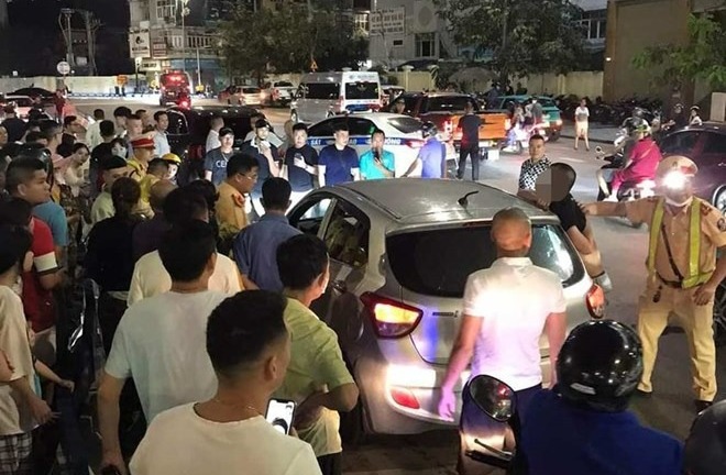 Tài xế vi phạm nồng độ cồn thông chốt kiểm tra, cảnh sát cùng người dân tập trung vây bắt