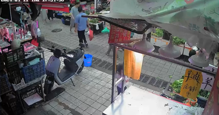 Video: Đang cắm sạc, xe đạp điện bất ngờ bốc cháy dữ dội khiến nhiều người hoảng sợ