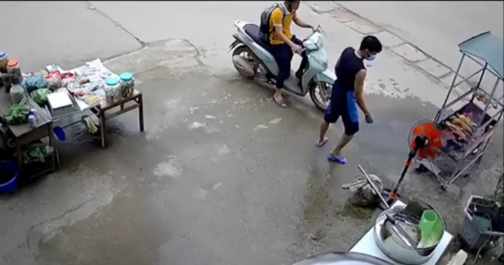 Video: Hành động  "vô tình " của chủ quán khiến khách hàng suýt gặp nguy