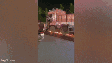Video: Tài xế xe tải gây tai nạn, kéo lê xe máy tóe lửa suốt 2km