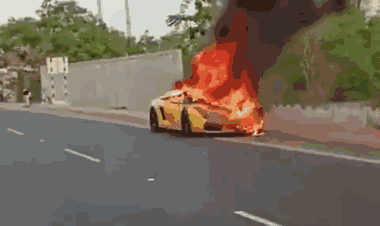 Video: Tranh chấp tiền  "hoa hồng ", người đàn ông đốt siêu xe Lamborghini của đồng nghiệp