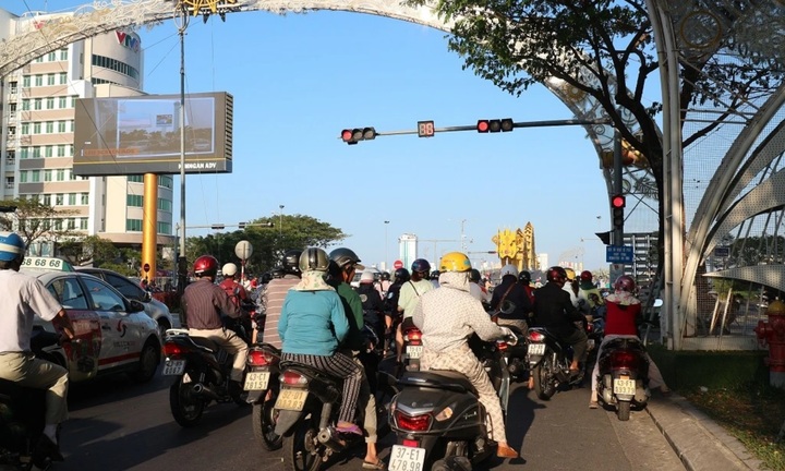 Người điều khiển xe phải đi bên phải theo chiều đi của mình