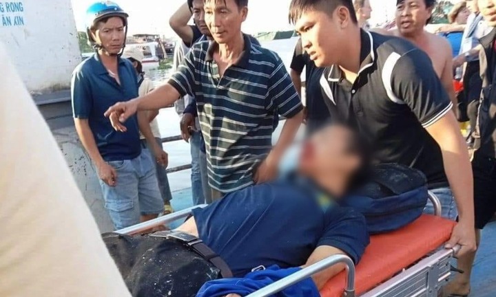 Phà va chạm tàu chở khách nước ngoài, hướng dẫn viên bị thương nặng