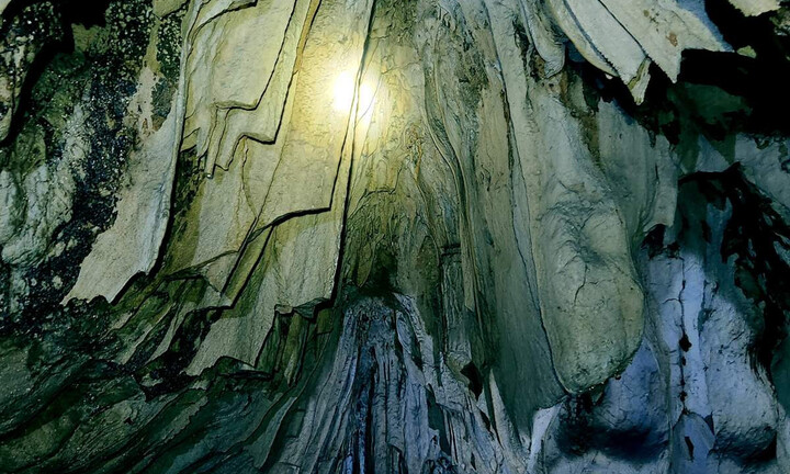 Cận cảnh vẻ đẹp huyền ảo của hang động thạch nhũ mới phát hiện ở Thanh Hóa