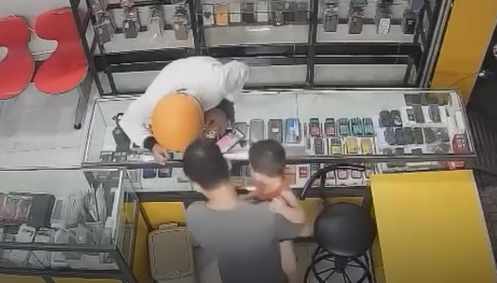 Khởi tố đối tượng vờ mua điện thoại rồi giật bỏ chạy ở Quảng Nam