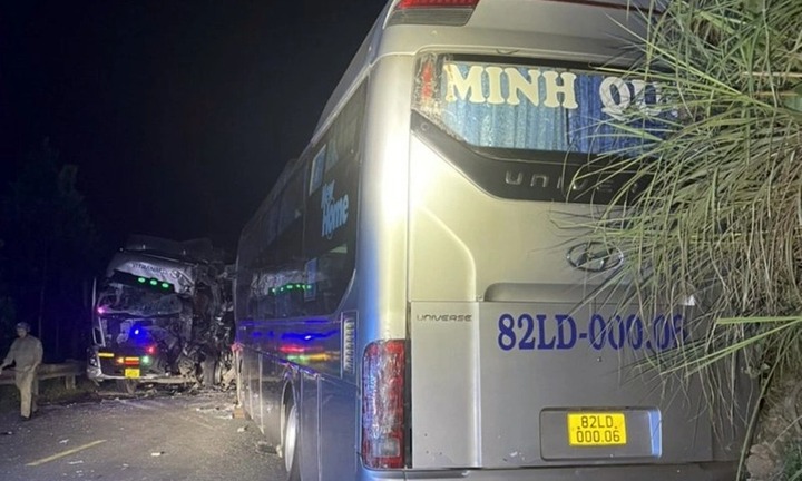Ô tô khách va chạm xe tải trong đêm, 1 tài xế tử vong
