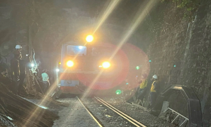 Thông tuyến đường sắt qua hầm Bãi Gió từ 18h hôm nay (21/4)