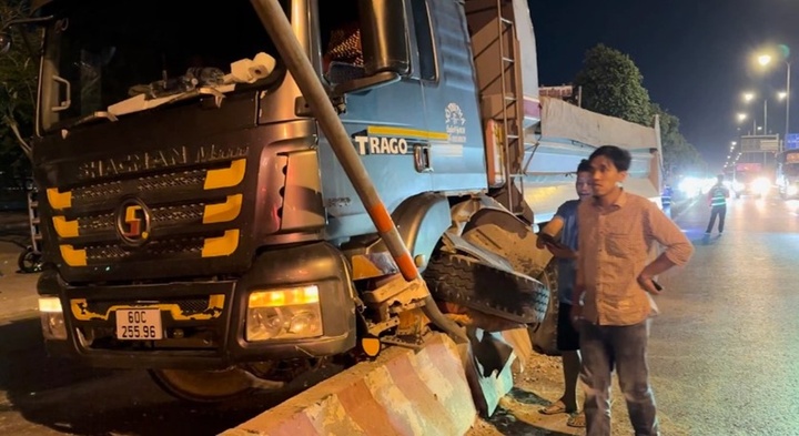 Tin tức tai nạn giao thông mới nhất ngày 22/4: Xe ben mất lái tông nát dải phân cách
