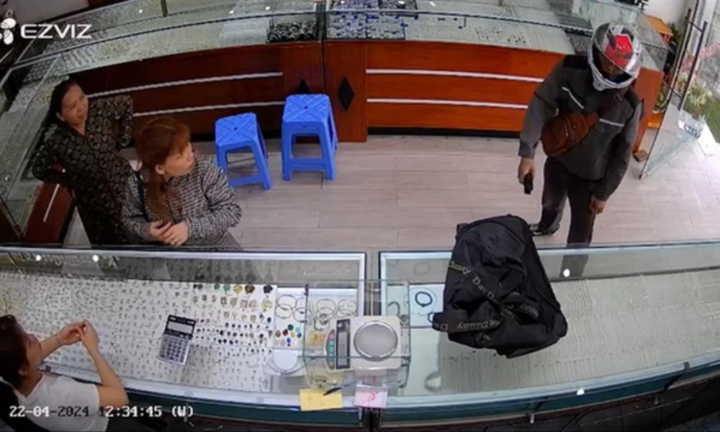 Bắt đối tượng cầm dùi cui điện cướp tiệm vàng ở Phú Thọ