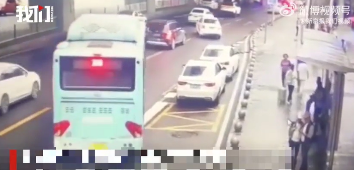 Kinh hoàng khoảnh khắc ô tô mất lái lao vào lề đường khiến 10 người thương vong