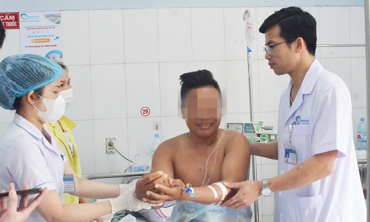 Người đàn ông suýt phải cắt cụt tay vì máy cuốn trong lúc bắt cá