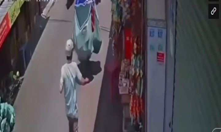 Video: Nam shipper bị trộm xe máy cùng hơn 80 đơn hàng trong  "nháy mắt "