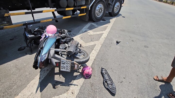 Tin tức tai nạn giao thông mới nhất ngày 23/4: Va chạm xe tải, 2 mẹ con trọng thương