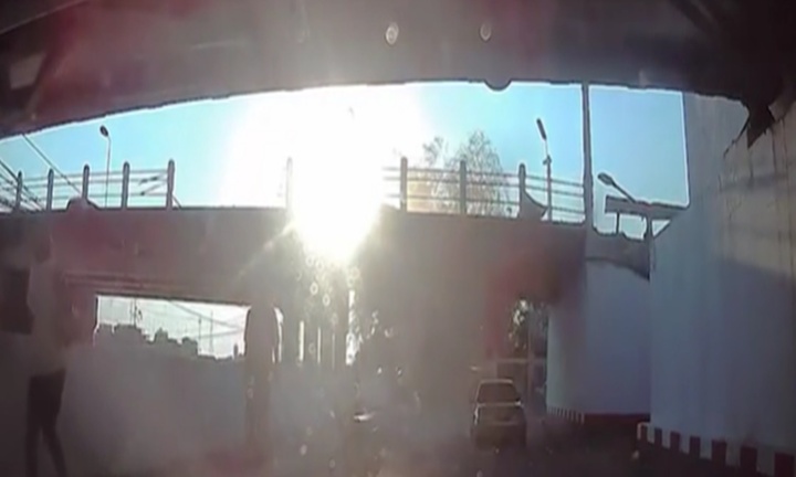 Video: Ô tô mất lái lao từ trên cầu xuống đất, 2 người thiệt mạng 