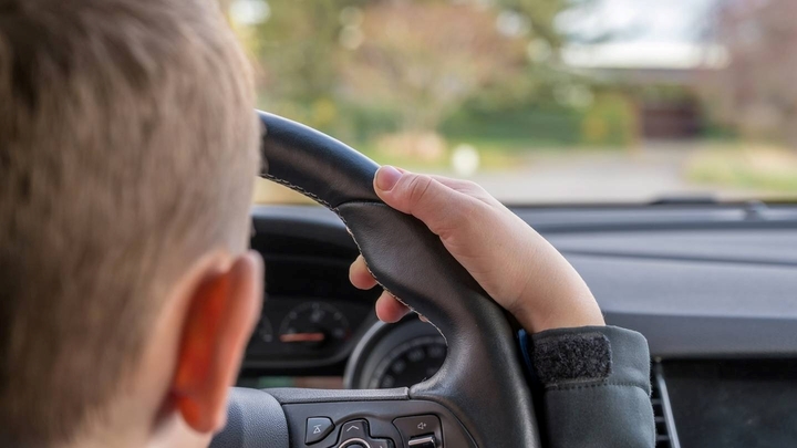 Hi hữu: Người phụ nữ say xỉn, để con trai 8 tuổi tự lái ô tô ngược chiều