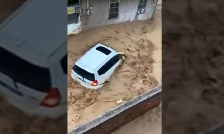 Video: Mưa lớn kéo dài ở Trung Quốc, ô tô bị cuốn trôi trong dòng nước xiết 