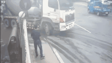 Video: Người đàn ông thoát chết thần kỳ trong vụ va chạm kinh hoàng