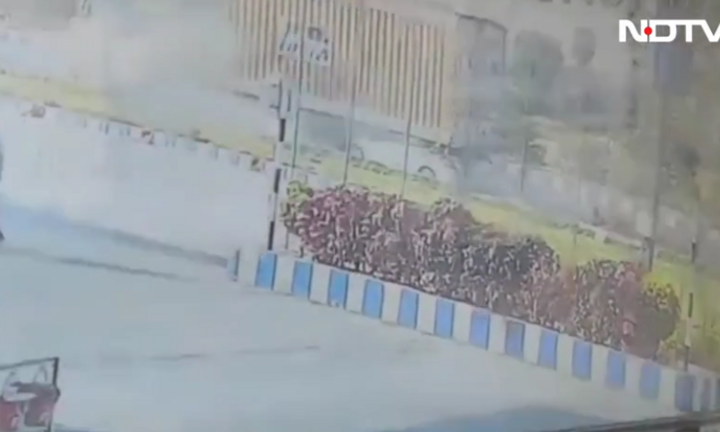 Video: Ô tô chạy với tốc độ cao lao thẳng vào gầm xe tải, hai vợ chồng tử vong