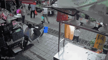 Video: Xe máy điện đang sạc phát nổ rồi bùng cháy, nhiều người hoảng sợ