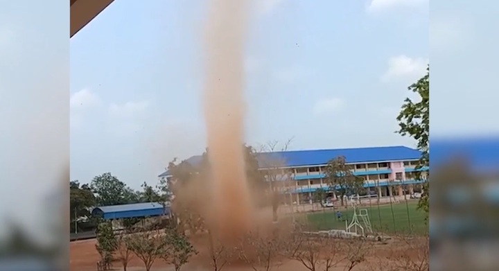 Lốc xoáy cao hàng chục mét càn quét sân trường tại Thái Lan 
