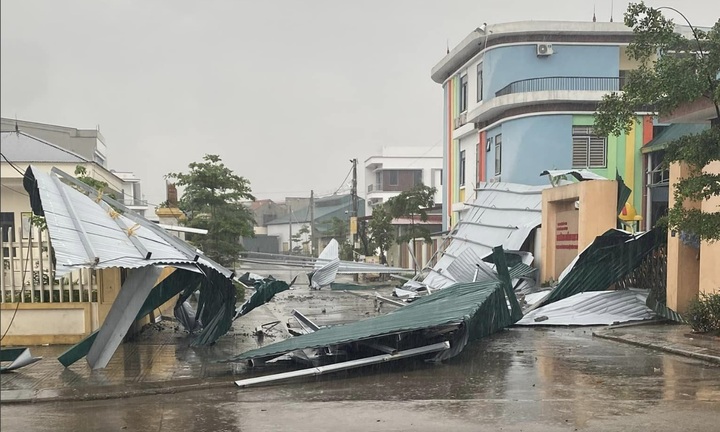 Mưa dông cuốn bay mái tôn nhiều trường học ở Phú Thọ