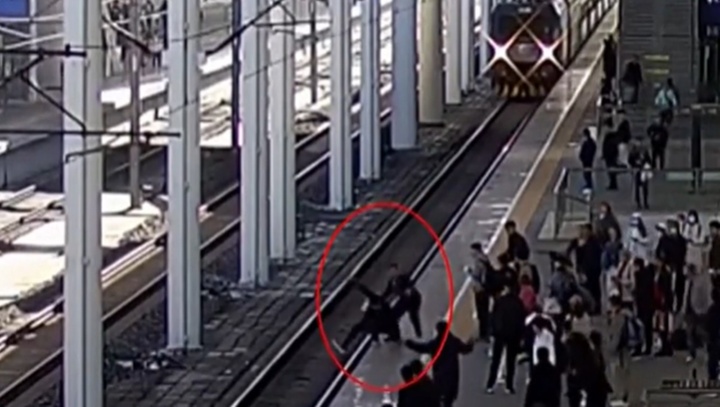 Video: Kịp thời giải cứu người đàn ông suýt nhảy xuống đường ray tàu hỏa