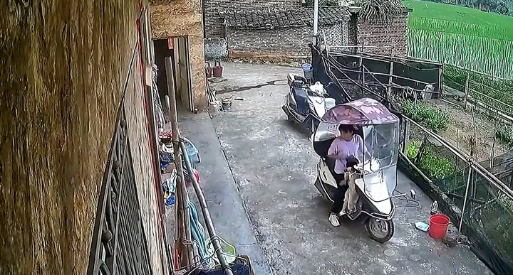 Video: Tai nạn bất ngờ khi mẹ quên rút chìa khóa xe máy, con trai vặn tay ga 