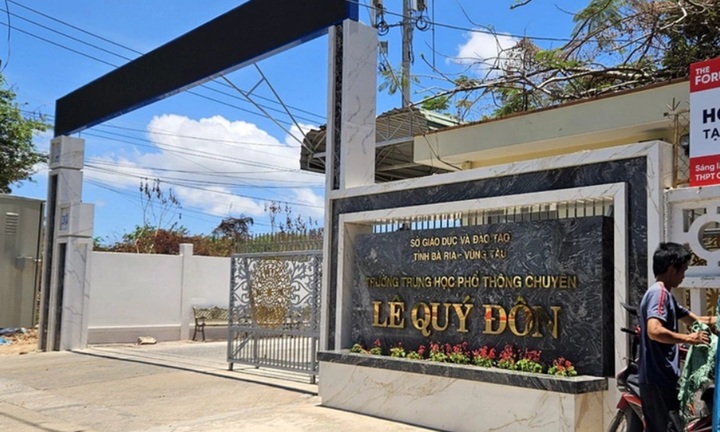 Vụ thầy giáo trường chuyên bị