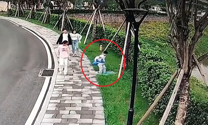 Video: Cậu bé rơi xuống cống thoát nước bởi trò nghịch ngợm quá đà