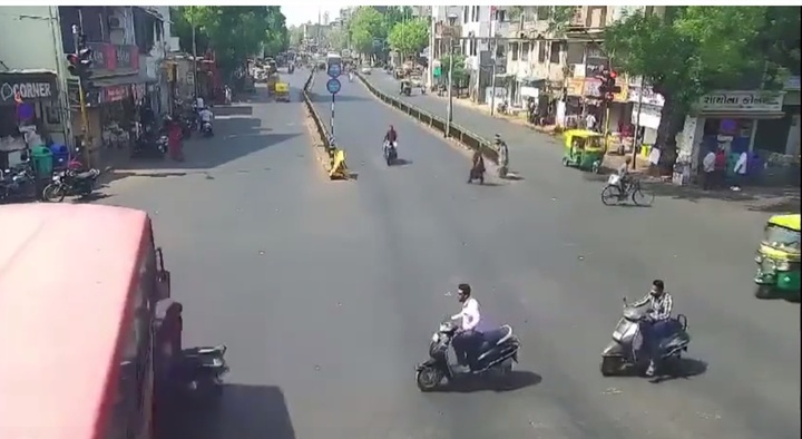 Video: Tài xế xe buýt gây tai nạn, lái xe trốn khỏi hiện trường 
