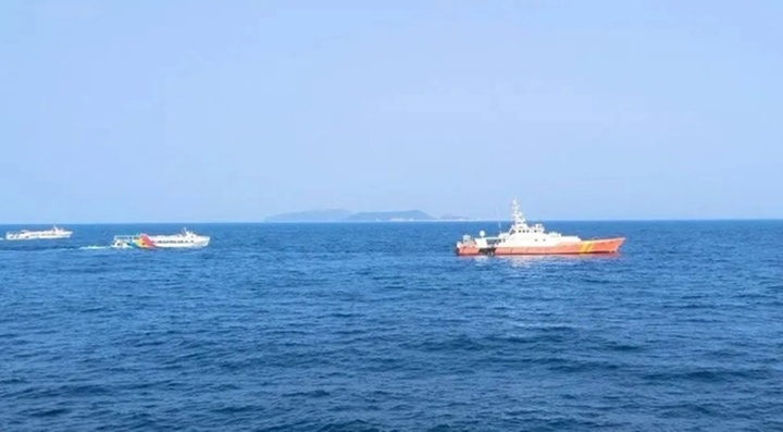 Vụ chìm sà lan gần đảo Lý Sơn: Huy động trực thăng tìm kiếm thuyền viên 