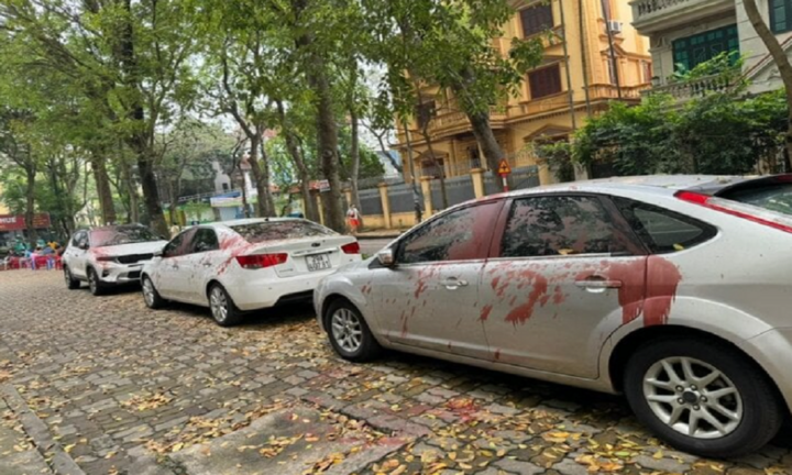 Xác minh vụ nhiều ô tô bị tạt sơn đỏ ở Hà Nội