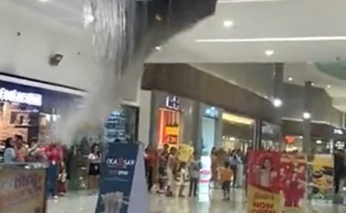 Clip: Trần nhà trung tâm thương mại bất ngờ đổ sập do rò rỉ nước