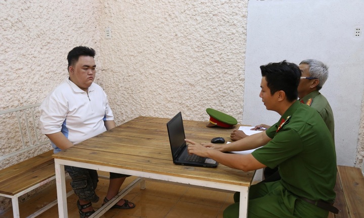 Đăng ảnh khỏa thân trong điện thoại cũ mua lại, thanh niên vướng lao lý