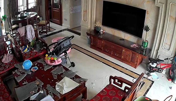 Video: Tấm kính cường lực trên bàn bất ngờ vỡ tung một cách khó hiểu
