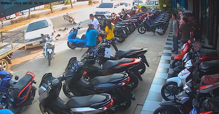 Video: Đứng hình khoảnh khắc ô tô húc người đi đường rồi lao vào cửa hàng